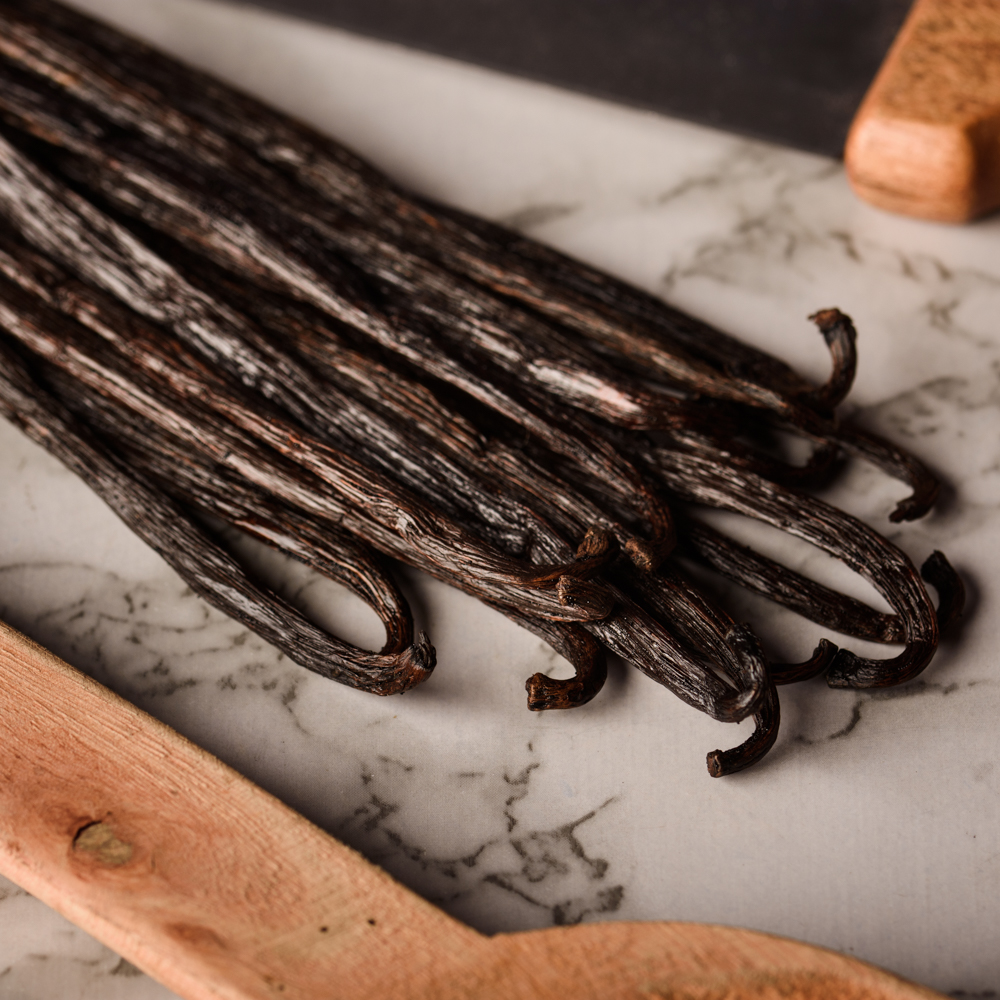 Gousses de Vanille Bourbon Noire Gourmet d'Aromabe sur table