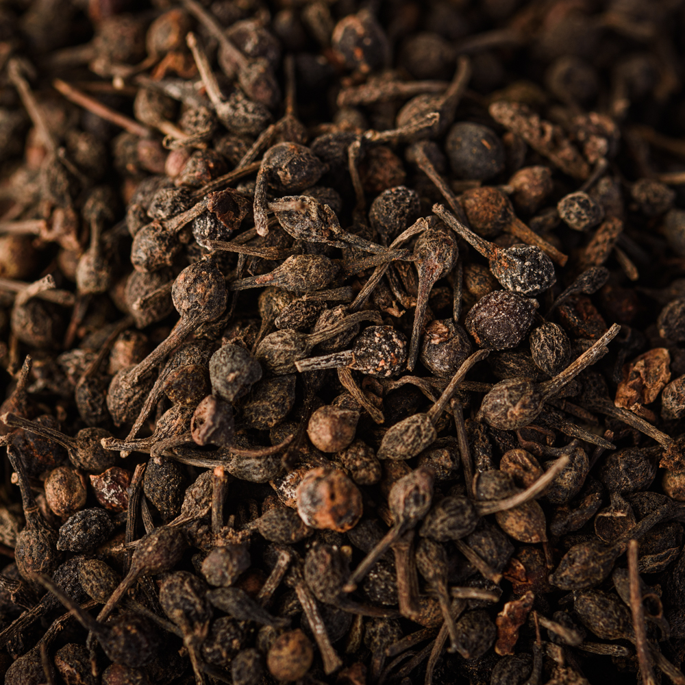 Gros plan sur le Poivre Sauvage Voatsiperifery d'Aromabe