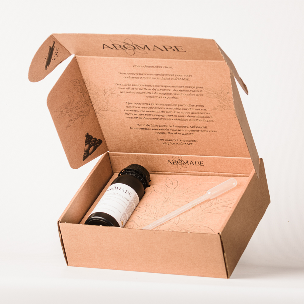 Flacon 250mL d'huile essentielle de Ravintsara d'Aromabe dans sa boîte d'expédition vue côté