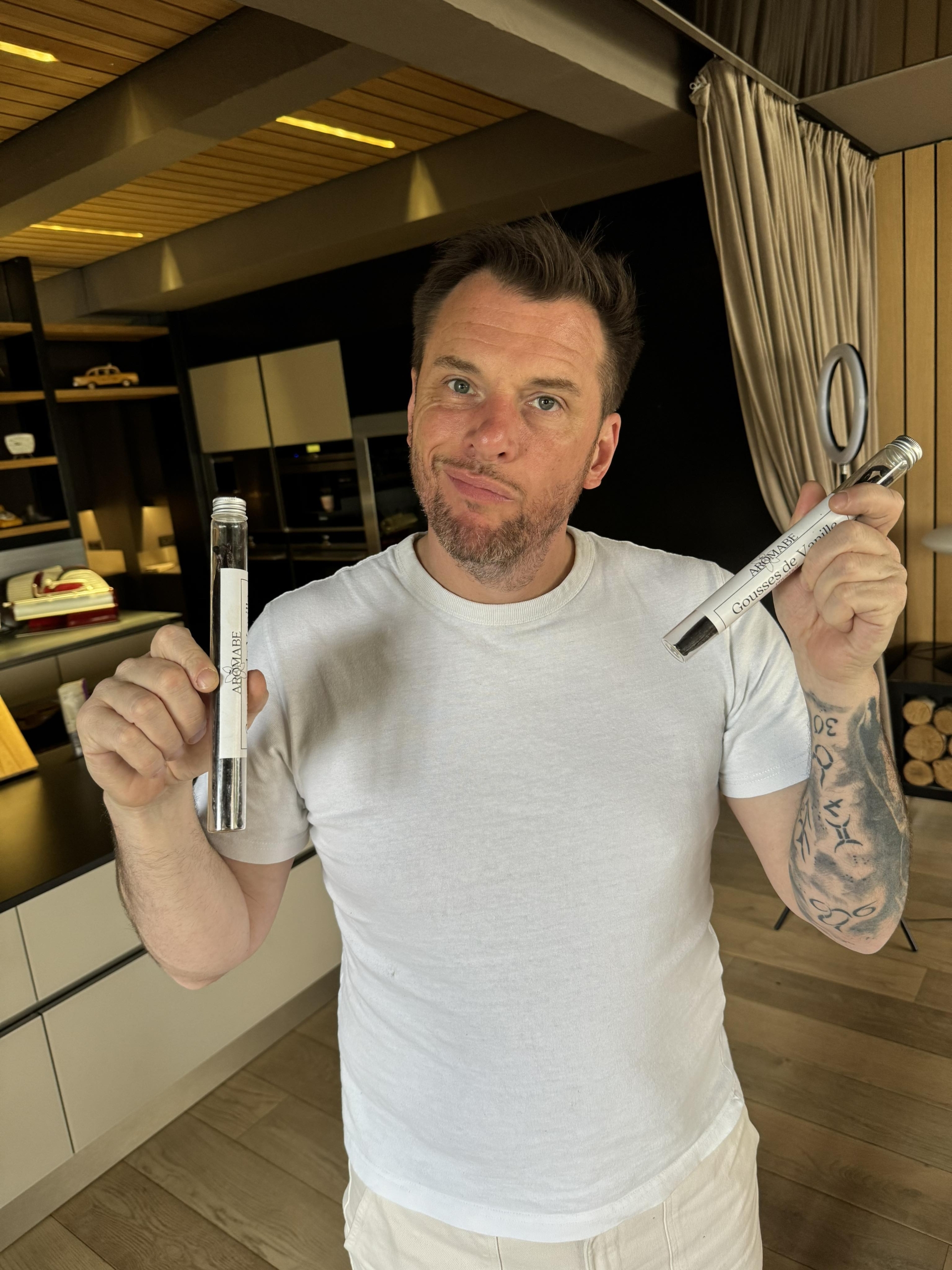 Le Chef Norbert Tarayre présentant les vanilles d'Arõmabe