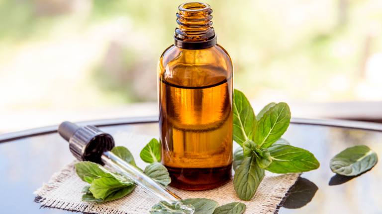 flacon d'huile essentielle avec pipette et feuilles