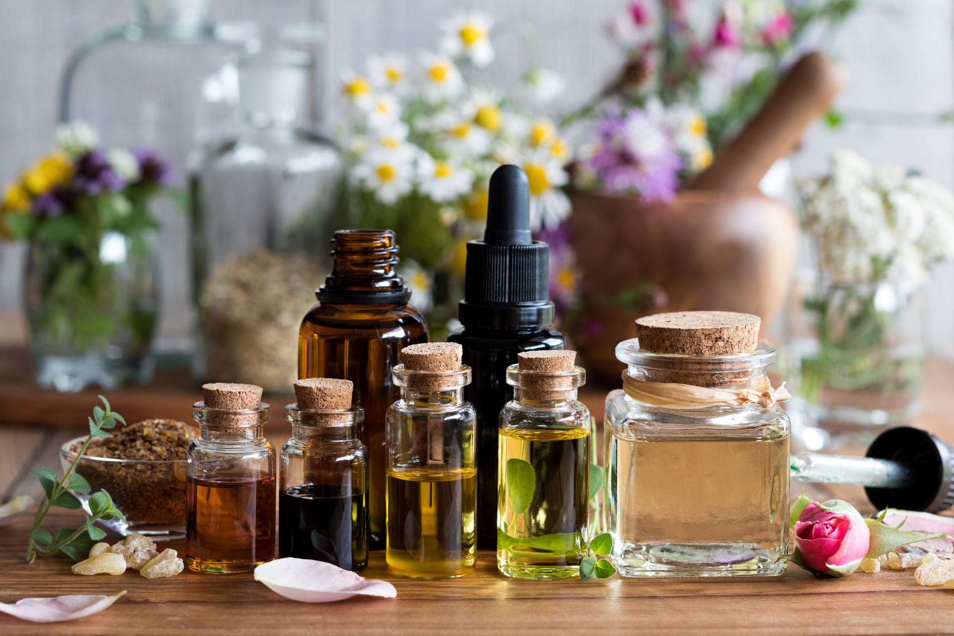 Plusieurs flacons d'huile essentielle pour le sommeil dans une ambiance relaxante et naturelle.