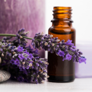 Flacon d'huile essentielle de Lavande Vraie posé à côté de brins de lavande fraîche pour illustrer ses bienfaits sur le sommeil.
