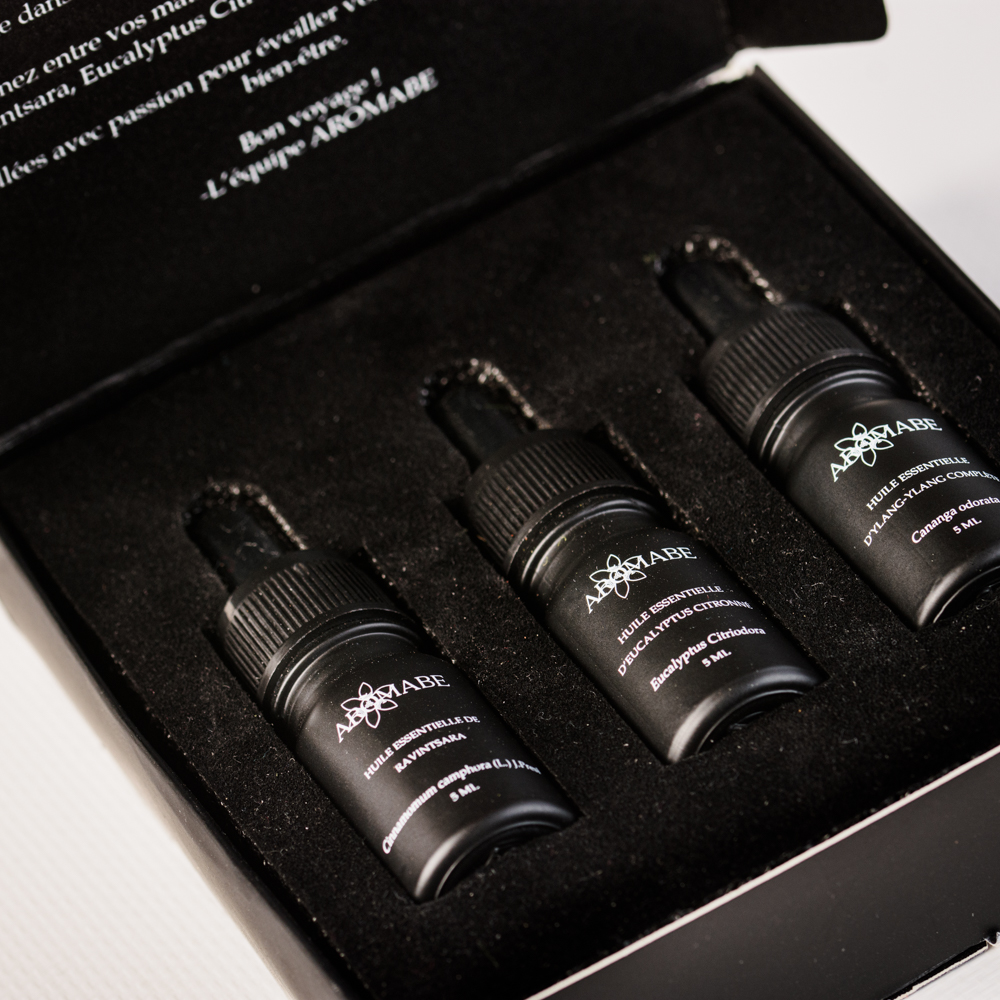 Photo zoomé du coffret découverte huile essentielle d'Aromabe avec ses 3 fioles de 5mL