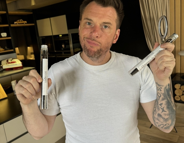 Le Chef Norbert Tarayre présentant les vanilles d'Arõmabe